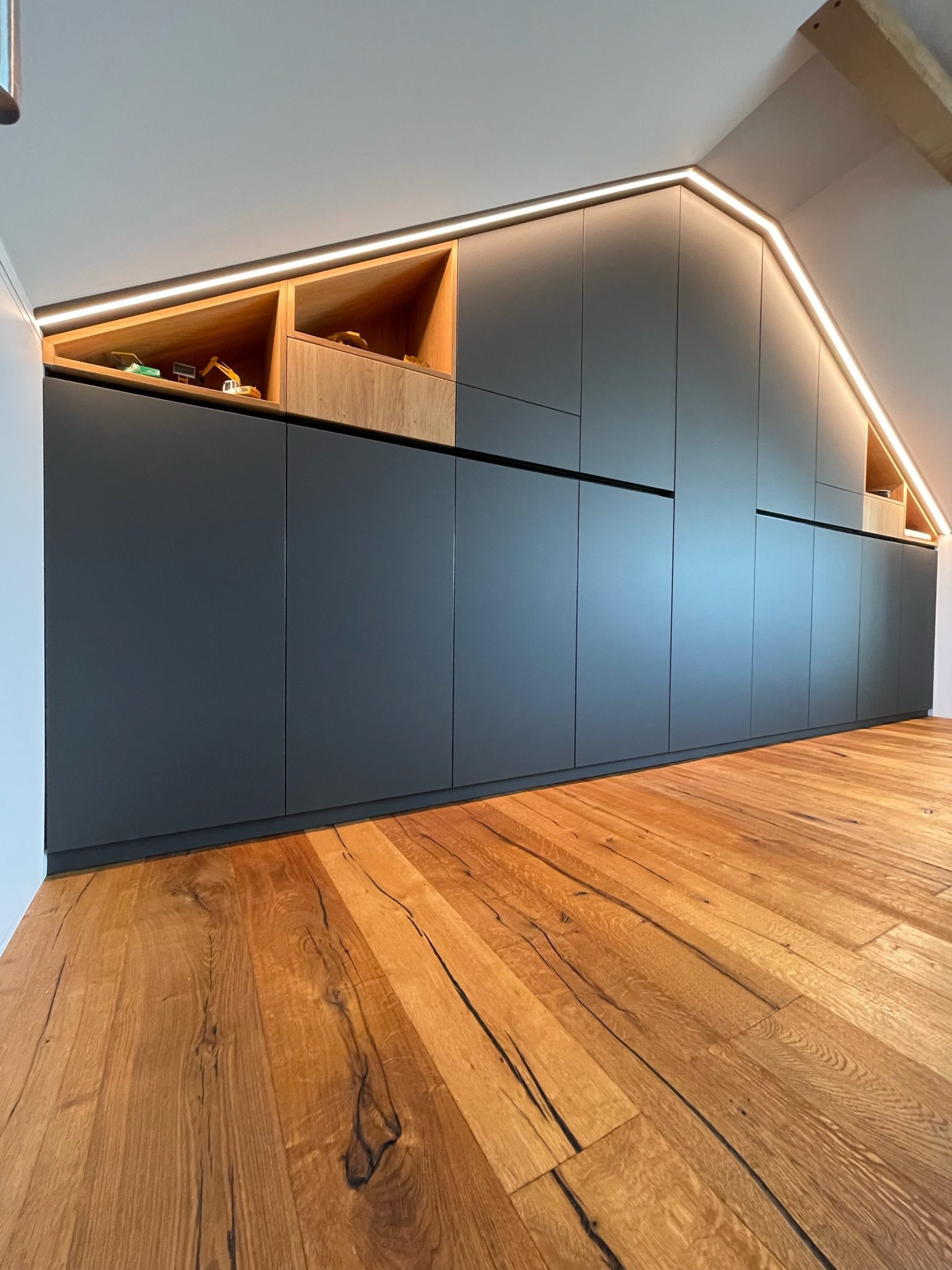 Einbauschrank unter Dachschräge, passgenau gefertigt